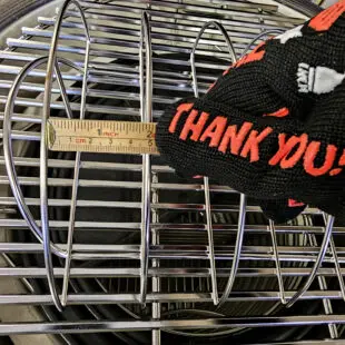 Rib rack Best Revbenshållare för 5 revben Perfekt för st. Louis cut ribs - gott om plats Rib rack Best eller vertikalhållare för revben om du så vill är guds gåva till oss som älskar ribs. Denna modell utnyttjar ytan maximalt i en kamado joe classic och andra 47cm kamados. Givetvis passar den därmed även utmärkt i en större kamado som Kamado Joe Big Joe. Ribs är en mycket tacksam styckdetalj för grillen. Skall det nämnas något negativt kring köttdetaljen så är det att det krävs ganska mycket ben per person, detta då mängden kött per ben är begränsad. Med en hållare som placerar revbenen vertikalt ökar du din grills kapacitet dramatiskt.