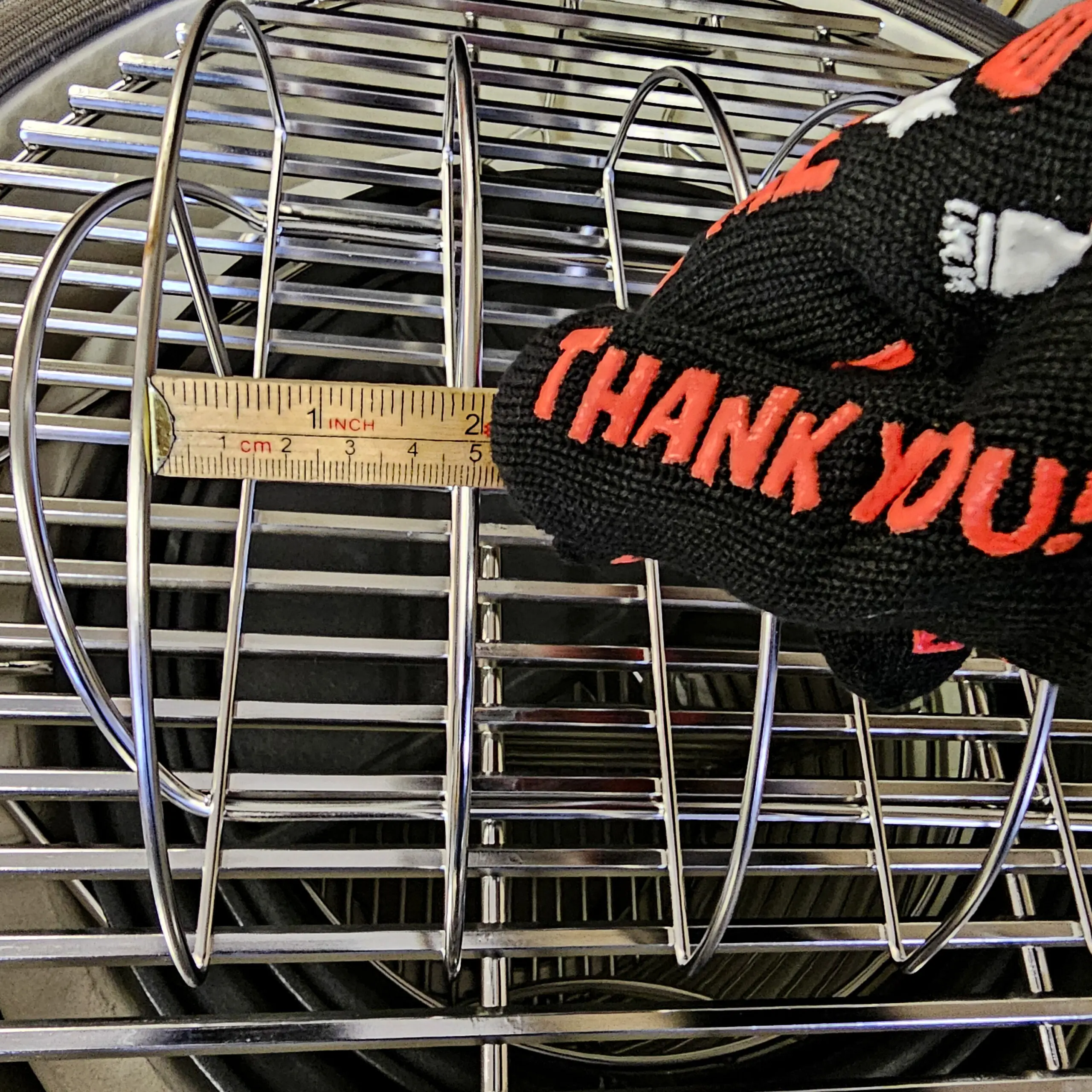 Rib rack Best Revbenshållare för 5 revben Perfekt för st. Louis cut ribs - gott om plats Rib rack Best eller vertikalhållare för revben om du så vill är guds gåva till oss som älskar ribs. Denna modell utnyttjar ytan maximalt i en kamado joe classic och andra 47cm kamados. Givetvis passar den därmed även utmärkt i en större kamado som Kamado Joe Big Joe. Ribs är en mycket tacksam styckdetalj för grillen. Skall det nämnas något negativt kring köttdetaljen så är det att det krävs ganska mycket ben per person, detta då mängden kött per ben är begränsad. Med en hållare som placerar revbenen vertikalt ökar du din grills kapacitet dramatiskt.