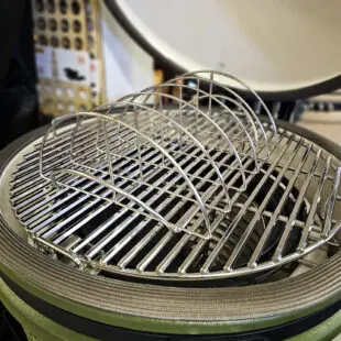 Rib rack Best Revbenshållare för 5 revben Perfekt för st. Louis cut ribs - gott om plats Rib rack Best eller vertikalhållare för revben om du så vill är guds gåva till oss som älskar ribs. Denna modell utnyttjar ytan maximalt i en kamado joe classic och andra 47cm kamados. Givetvis passar den därmed även utmärkt i en större kamado som Kamado Joe Big Joe. Ribs är en mycket tacksam styckdetalj för grillen. Skall det nämnas något negativt kring köttdetaljen så är det att det krävs ganska mycket ben per person, detta då mängden kött per ben är begränsad. Med en hållare som placerar revbenen vertikalt ökar du din grills kapacitet dramatiskt.