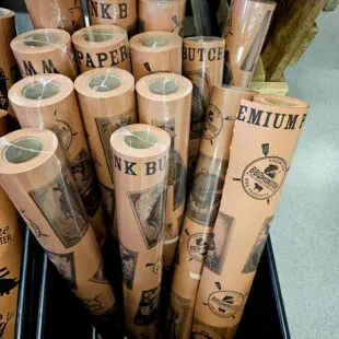 Slaktarpapper - 57cm, 30m per rulle, 1,4kg BBQmonster Premium Pink Butcher paper "Tarot" Slaktar-papper perfekt för wrapping & vila av Brisket och annat kött Slaktarpapper - 57cm bär BBQmonsters "tarot-korts-design" - snyggt så du kan tapetsera väggarna med det. Premium slaktarpapper för dig som vill ha det bästa. Okej. Slaktarpapper och Pink Butcher paper behöver inte vara snyggt, men samtidigt - det gör inget om det råkar ha en design som tilltalar ögat. Vi har under några år byggt på oss ett rejält lager av designelement i form av "line art tattoo" och skapat karaktärer som pryder tarot-kort, vilka nu pryder detta vackra Slaktarpapper - 57cm - Premium Pink Butcher Paper.