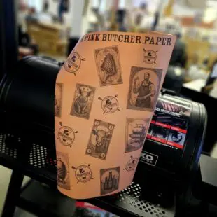 Slaktarpapper - 57cm, 30m per rulle, 1,4kg BBQmonster Premium Pink Butcher paper "Tarot" Slaktar-papper perfekt för wrapping & vila av Brisket och annat kött Slaktarpapper - 57cm bär BBQmonsters "tarot-korts-design" - snyggt så du kan tapetsera väggarna med det. Premium slaktarpapper för dig som vill ha det bästa. Okej. Slaktarpapper och Pink Butcher paper behöver inte vara snyggt, men samtidigt - det gör inget om det råkar ha en design som tilltalar ögat. Vi har under några år byggt på oss ett rejält lager av designelement i form av "line art tattoo" och skapat karaktärer som pryder tarot-kort, vilka nu pryder detta vackra Slaktarpapper - 57cm - Premium Pink Butcher Paper.