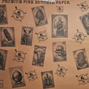 Slaktarpapper - 57cm, 30m per rulle, 1,4kg BBQmonster Premium Pink Butcher paper "Tarot" Slaktar-papper perfekt för wrapping & vila av Brisket och annat kött Slaktarpapper - 57cm bär BBQmonsters "tarot-korts-design" - snyggt så du kan tapetsera väggarna med det. Premium slaktarpapper för dig som vill ha det bästa. Okej. Slaktarpapper och Pink Butcher paper behöver inte vara snyggt, men samtidigt - det gör inget om det råkar ha en design som tilltalar ögat. Vi har under några år byggt på oss ett rejält lager av designelement i form av "line art tattoo" och skapat karaktärer som pryder tarot-kort, vilka nu pryder detta vackra Slaktarpapper - 57cm - Premium Pink Butcher Paper.