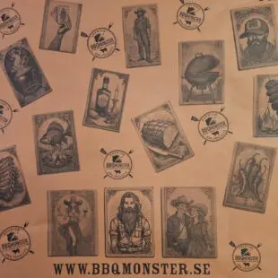 Slaktarpapper - 57cm, 30m per rulle, 1,4kg BBQmonster Premium Pink Butcher paper "Tarot" Slaktar-papper perfekt för wrapping & vila av Brisket och annat kött Slaktarpapper - 57cm bär BBQmonsters "tarot-korts-design" - snyggt så du kan tapetsera väggarna med det. Premium slaktarpapper för dig som vill ha det bästa. Okej. Slaktarpapper och Pink Butcher paper behöver inte vara snyggt, men samtidigt - det gör inget om det råkar ha en design som tilltalar ögat. Vi har under några år byggt på oss ett rejält lager av designelement i form av "line art tattoo" och skapat karaktärer som pryder tarot-kort, vilka nu pryder detta vackra Slaktarpapper - 57cm - Premium Pink Butcher Paper.