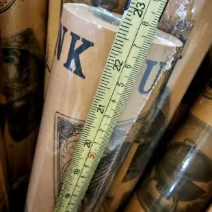 Slaktarpapper - 57cm, 30m per rulle, 1,4kg BBQmonster Premium Pink Butcher paper "Tarot" Slaktar-papper perfekt för wrapping & vila av Brisket och annat kött Slaktarpapper - 57cm bär BBQmonsters "tarot-korts-design" - snyggt så du kan tapetsera väggarna med det. Premium slaktarpapper för dig som vill ha det bästa. Okej. Slaktarpapper och Pink Butcher paper behöver inte vara snyggt, men samtidigt - det gör inget om det råkar ha en design som tilltalar ögat. Vi har under några år byggt på oss ett rejält lager av designelement i form av "line art tattoo" och skapat karaktärer som pryder tarot-kort, vilka nu pryder detta vackra Slaktarpapper - 57cm - Premium Pink Butcher Paper.