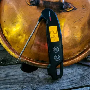 Snabb Köttermometer TP-603 - fällbar termometer för kött - Tunn spets, Noggrann, Vattentät Snabb Köttermometer TP-603 - En snabbtermometer är ett måste både ute vid grillen och i köket. När du grillar kött öppet över kol och gasol är denna given. Denna köttermometer från Thermopro TP-603 är snabb, riktigt snabb (3sek). Den är helt vattentät och kan diskas under rinnande vatten. Enkelt handhavande med tryckkänslig yta - alltså inga knappar där germs och bassilusker kan gömma sig. Displayen är tydlig och har en bra bakgrundsbelysning. Spetsig nål för mindre ingångshål. Noggrannheten är hög: +/-0,5 grader Celsius!