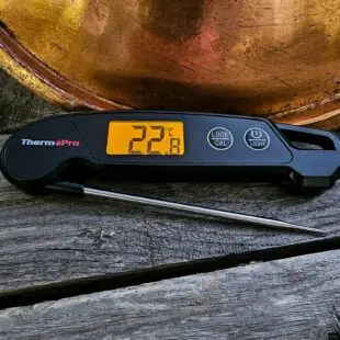 Snabb Köttermometer TP-603 - fällbar termometer för kött - Tunn spets, Noggrann, Vattentät Snabb Köttermometer TP-603 - En snabbtermometer är ett måste både ute vid grillen och i köket. När du grillar kött öppet över kol och gasol är denna given. Denna köttermometer från Thermopro TP-603 är snabb, riktigt snabb (3sek). Den är helt vattentät och kan diskas under rinnande vatten. Enkelt handhavande med tryckkänslig yta - alltså inga knappar där germs och bassilusker kan gömma sig. Displayen är tydlig och har en bra bakgrundsbelysning. Spetsig nål för mindre ingångshål. Noggrannheten är hög: +/-0,5 grader Celsius!