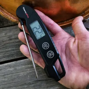 Snabb Köttermometer TP-603 - fällbar termometer för kött - Tunn spets, Noggrann, Vattentät Snabb Köttermometer TP-603 - En snabbtermometer är ett måste både ute vid grillen och i köket. När du grillar kött öppet över kol och gasol är denna given. Denna köttermometer från Thermopro TP-603 är snabb, riktigt snabb (3sek). Den är helt vattentät och kan diskas under rinnande vatten. Enkelt handhavande med tryckkänslig yta - alltså inga knappar där germs och bassilusker kan gömma sig. Displayen är tydlig och har en bra bakgrundsbelysning. Spetsig nål för mindre ingångshål. Noggrannheten är hög: +/-0,5 grader Celsius! 