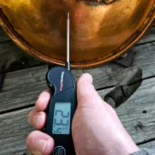 Snabb Köttermometer TP-603 - fällbar termometer för kött - Tunn spets, Noggrann, Vattentät Snabb Köttermometer TP-603 - En snabbtermometer är ett måste både ute vid grillen och i köket. När du grillar kött öppet över kol och gasol är denna given. Denna köttermometer från Thermopro TP-603 är snabb, riktigt snabb (3sek). Den är helt vattentät och kan diskas under rinnande vatten. Enkelt handhavande med tryckkänslig yta - alltså inga knappar där germs och bassilusker kan gömma sig. Displayen är tydlig och har en bra bakgrundsbelysning. Spetsig nål för mindre ingångshål. Noggrannheten är hög: +/-0,5 grader Celsius! 