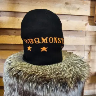 Stickad mössa Svart BBQmonster - skönt stretchig BBQ / grill-mössa - skyddar håret mot hickoryrök ;) Stickad mössa Svart BBQmonster en riktigt bekväm Stickad svart grill-mössa för den grilltokige. Låt gnistorna yra! Stila till dig vid grillen och skydda dina lockar eller din flint - skön när grillkvällarna blir kallare och kepsen får vila på hyllan. När vi sätter vårt namn på något så gör vi inte det på vad som helst - det skall vara sköna prylar som håller år ut och år in. Denna mössa bär vårt namn och skall inte förväxlas med enklare reklam-mössor.