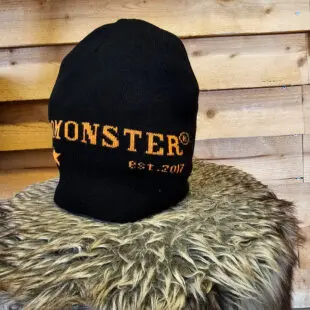 Stickad mössa Svart BBQmonster - skönt stretchig BBQ / grill-mössa - skyddar håret mot hickoryrök ;) Stickad mössa Svart BBQmonster en riktigt bekväm Stickad svart grill-mössa för den grilltokige. Låt gnistorna yra! Stila till dig vid grillen och skydda dina lockar eller din flint - skön när grillkvällarna blir kallare och kepsen får vila på hyllan. När vi sätter vårt namn på något så gör vi inte det på vad som helst - det skall vara sköna prylar som håller år ut och år in. Denna mössa bär vårt namn och skall inte förväxlas med enklare reklam-mössor.