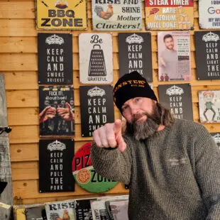 Stickad mössa Svart BBQmonster - skönt stretchig BBQ / grill-mössa - skyddar håret mot hickoryrök ;) Stickad mössa Svart BBQmonster en riktigt bekväm Stickad svart grill-mössa för den grilltokige. Låt gnistorna yra! Stila till dig vid grillen och skydda dina lockar eller din flint - skön när grillkvällarna blir kallare och kepsen får vila på hyllan. När vi sätter vårt namn på något så gör vi inte det på vad som helst - det skall vara sköna prylar som håller år ut och år in. Denna mössa bär vårt namn och skall inte förväxlas med enklare reklam-mössor.