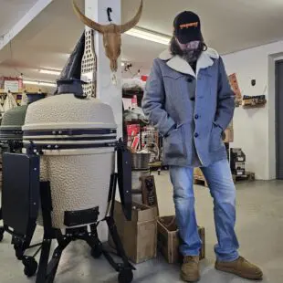 Trucker keps BBQmonster Grilkeps, BBQ-keps välbyggd, svart mockastruktur, 3 patches med BBQ-motiv Skön kvalitetsprodukt ur alla aspekter Trucker keps BBQmonster - välbyggd grillkeps med en front i episk skön svart mockastruktur med 3-d brodyr. På kepsen finns tre patches med BBQ-motiv. Förkurvad skärm som håller sig.