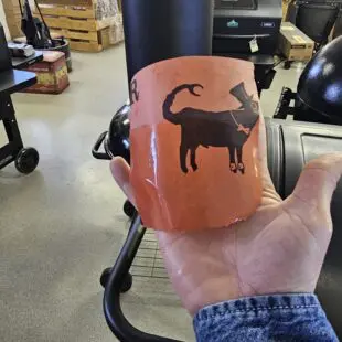 Vi gjorde ett test - BBQmonsters pink butcher paper fick stå i ett glas med vatten i 24 timmar - som framgår av bilden suger inte pappret vatten, vilket syns på vattenlinjen. Vad som inte går att se av bilden är att pappret fortfarande är starkt efter ett dygn i vatten, och vattnet var helt ofärgat och utan partiklar.