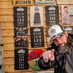 Trucker keps BBQmonster Camo Grilkeps, BBQ-keps välbyggd trucker cap i ljus camo fyra patches med BBQ-motiv Skön kvalitetsprodukt ur alla aspekter Trucker keps BBQmonster Camo - välbyggd grillkeps med front och skärm i ljus camo. På kepsen finns 4 patches med BBQ-motiv. Förkurvad skärm som håller sig.