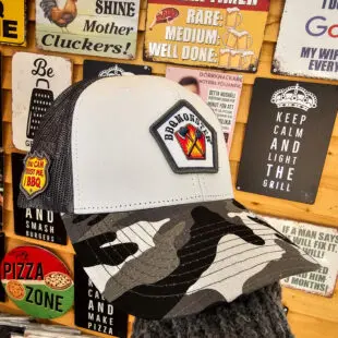 Trucker keps BBQmonster Camo Grilkeps, BBQ-keps välbyggd trucker cap i ljus camo fyra patches med BBQ-motiv Skön kvalitetsprodukt ur alla aspekter Trucker keps BBQmonster Camo - välbyggd grillkeps med front och skärm i ljus camo. På kepsen finns 4 patches med BBQ-motiv. Förkurvad skärm som håller sig.