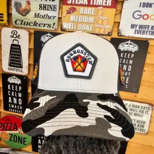 Trucker keps BBQmonster Camo Grilkeps, BBQ-keps välbyggd trucker cap i ljus camo fyra patches med BBQ-motiv Skön kvalitetsprodukt ur alla aspekter Trucker keps BBQmonster Camo - välbyggd grillkeps med front och skärm i ljus camo. På kepsen finns 4 patches med BBQ-motiv. Förkurvad skärm som håller sig.