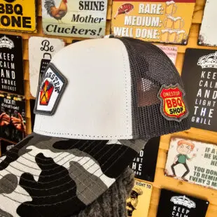 Trucker keps BBQmonster Camo Grilkeps, BBQ-keps välbyggd trucker cap i ljus camo fyra patches med BBQ-motiv Skön kvalitetsprodukt ur alla aspekter Trucker keps BBQmonster Camo - välbyggd grillkeps med front och skärm i ljus camo. På kepsen finns 4 patches med BBQ-motiv. Förkurvad skärm som håller sig.