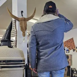 Trucker keps BBQmonster Grilkeps, BBQ-keps välbyggd, svart mockastruktur, 3 patches med BBQ-motiv Skön kvalitetsprodukt ur alla aspekter Trucker keps BBQmonster - välbyggd grillkeps med en front i episk skön svart mockastruktur med 3-d brodyr. På kepsen finns tre patches med BBQ-motiv. Förkurvad skärm som håller sig.