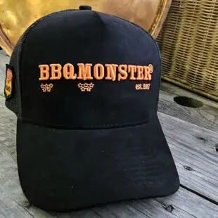 Trucker keps BBQmonster Grilkeps, BBQ-keps välbyggd, svart mockastruktur, 3 patches med BBQ-motiv Skön kvalitetsprodukt ur alla aspekter Trucker keps BBQmonster - välbyggd grillkeps med en front i episk skön svart mockastruktur med 3-d brodyr. På kepsen finns tre patches med BBQ-motiv. Förkurvad skärm som håller sig.