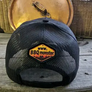 Trucker keps BBQmonster Grilkeps, BBQ-keps välbyggd, svart mockastruktur, 3 patches med BBQ-motiv Skön kvalitetsprodukt ur alla aspekter Trucker keps BBQmonster - välbyggd grillkeps med en front i episk skön svart mockastruktur med 3-d brodyr. På kepsen finns tre patches med BBQ-motiv. Förkurvad skärm som håller sig.