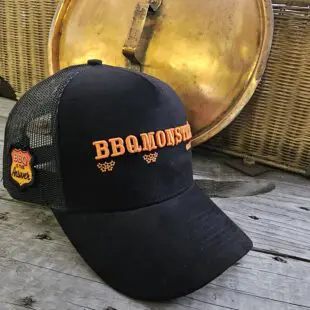 Trucker keps BBQmonster Grilkeps, BBQ-keps välbyggd, svart mockastruktur, 3 patches med BBQ-motiv Skön kvalitetsprodukt ur alla aspekter Trucker keps BBQmonster - välbyggd grillkeps med en front i episk skön svart mockastruktur med 3-d brodyr. På kepsen finns tre patches med BBQ-motiv. Förkurvad skärm som håller sig.