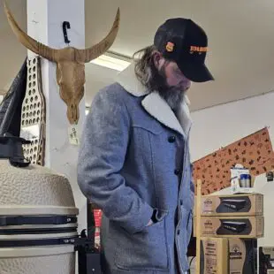 Trucker keps BBQmonster Grilkeps, BBQ-keps välbyggd, svart mockastruktur, 3 patches med BBQ-motiv Skön kvalitetsprodukt ur alla aspekter Trucker keps BBQmonster - välbyggd grillkeps med en front i episk skön svart mockastruktur med 3-d brodyr. På kepsen finns tre patches med BBQ-motiv. Förkurvad skärm som håller sig.