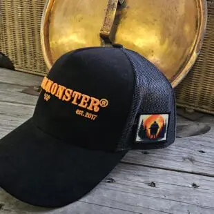 Trucker keps BBQmonster Grilkeps, BBQ-keps välbyggd, svart mockastruktur, 3 patches med BBQ-motiv Skön kvalitetsprodukt ur alla aspekter Trucker keps BBQmonster - välbyggd grillkeps med en front i episk skön svart mockastruktur med 3-d brodyr. På kepsen finns tre patches med BBQ-motiv. Förkurvad skärm som håller sig.