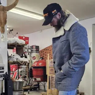 Trucker keps BBQmonster Grilkeps, BBQ-keps välbyggd, svart mockastruktur, 3 patches med BBQ-motiv Skön kvalitetsprodukt ur alla aspekter Trucker keps BBQmonster - välbyggd grillkeps med en front i episk skön svart mockastruktur med 3-d brodyr. På kepsen finns tre patches med BBQ-motiv. Förkurvad skärm som håller sig.