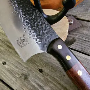 BBQ-kniv / kockkniv "Anchor #20" 31cm lång kökskniv i cleaver-format - snyggt hamrat blad och skaft av ädelträ- galet vass - liknande knivar säljs för det tredubbla på andra sidor! BBQ-kniv / kockkniv "Anchor #20" är en kökskniv i format av en cleaver men vass som en kockkniv. Kniven är utmärkt både för att skära jämna skivor och hacka ner örter och grönsaker. Söker du en serie av välarbetade och lättskötta kockknivar? Ta en kik på BBQmonsters egna serie knivar! Samtliga knivar i serien kommer i en svart presentförpackning med BBQmonsters sigill "Make BBQ great again" tryckt på locket. Knivarna från BBQmonster har även BBQmonsters logo ingraverad på bladet. Vi sätter bara vår logo på prylar som vi verkligen tycker om - detta är en sådan.