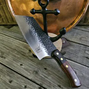 BBQ-kniv / kockkniv "Anchor #20" 31cm lång kökskniv i cleaver-format - snyggt hamrat blad och skaft av ädelträ- galet vass - liknande knivar säljs för det tredubbla på andra sidor! BBQ-kniv / kockkniv "Anchor #20" är en kökskniv i format av en cleaver men vass som en kockkniv. Kniven är utmärkt både för att skära jämna skivor och hacka ner örter och grönsaker. Söker du en serie av välarbetade och lättskötta kockknivar? Ta en kik på BBQmonsters egna serie knivar! Samtliga knivar i serien kommer i en svart presentförpackning med BBQmonsters sigill "Make BBQ great again" tryckt på locket. Knivarna från BBQmonster har även BBQmonsters logo ingraverad på bladet. Vi sätter bara vår logo på prylar som vi verkligen tycker om - detta är en sådan.