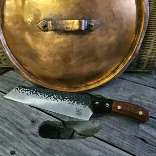 BBQ-kniv / kockkniv "Storm #21" 34cm lång kökskniv - kolstål med med snyggt hamrat blad - galet vass och vackert handtag av ädelträ - liknande knivar säljs för det tredubbla på andra sidor! BBQ-kniv / kockkniv "Storm #21" är en längre modell av kökskniv som är din givan go-to-kniv i uteköket eller köket. Kniven kan användas till det mesta i köket då eggen är tillräckligt lång för att nå tvärs över de flesta bitar kött.