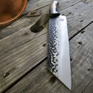 BBQ-kniv / kockkniv "Storm #21" 34cm lång kökskniv - kolstål med med snyggt hamrat blad - galet vass och vackert handtag av ädelträ - liknande knivar säljs för det tredubbla på andra sidor! BBQ-kniv / kockkniv "Storm #21" är en längre modell av kökskniv som är din givan go-to-kniv i uteköket eller köket. Kniven kan användas till det mesta i köket då eggen är tillräckligt lång för att nå tvärs över de flesta bitar kött.