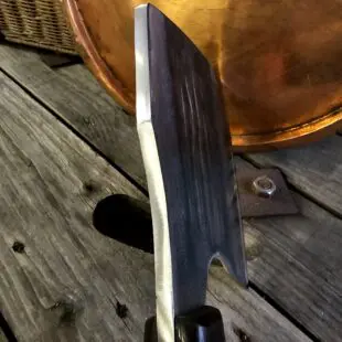 Cleaver Tomahawk  Robust och vacker köttyxa 8mm grov rygg och en vikt på 1 kilo Cleaver Tomahawk från BBQmonster är en grym köttyxa som går igenom allt. Med sin grova rygg och vikt på 1 kilo är saken biff!  Inte en kotlettrad eller ett revbensspjäll går säkert någonstans när du har denna i din hand. Årets nyhet är en tungviktare - 1000 gram där bankat stål går hela vägen upp i det grova, snygga skaftet av trä. Bladet är hela 14cm högt vilket gör att du har gott om plats för handen utan att den riskerar att komma i kläm mot underlaget när du hugger. Bladet på Cleaver Tomahawk är EXTREMT stabilt och viker inte även vid hårdare tag, förmodligen kan choppa hickoryträ med den om andan faller in. Ryggen är hela 8mm tjock och större delen av bladet har en härligt vågformad struktur som förskönar denna köttyxa rejält, eller om du så vill gör den rejält "intstagramvänlig" och photogenique.