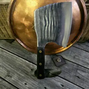 Cleaver Tomahawk  Robust och vacker köttyxa 8mm grov rygg och en vikt på 1 kilo Cleaver Tomahawk från BBQmonster är en grym köttyxa som går igenom allt. Med sin grova rygg och vikt på 1 kilo är saken biff!  Inte en kotlettrad eller ett revbensspjäll går säkert någonstans när du har denna i din hand. Årets nyhet är en tungviktare - 1000 gram där bankat stål går hela vägen upp i det grova, snygga skaftet av trä. Bladet är hela 14cm högt vilket gör att du har gott om plats för handen utan att den riskerar att komma i kläm mot underlaget när du hugger. Bladet på Cleaver Tomahawk är EXTREMT stabilt och viker inte även vid hårdare tag, förmodligen kan choppa hickoryträ med den om andan faller in. Ryggen är hela 8mm tjock och större delen av bladet har en härligt vågformad struktur som förskönar denna köttyxa rejält, eller om du så vill gör den rejält "intstagramvänlig" och photogenique.