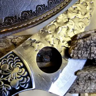 Funktionskniv Asian Trigger 27cm - grovt kolstål med med snyggt hamrat blad och galet vass - plats för pekfingret i bladet för mer kraft Funktionskniv Asian Trigger är en kökskniv av typen som bäst beskrivs som en funktionskniv. Kökskniv Trigger kan användas till det mesta i köket men även en bra kompis på äventyret i vildmarken då en slida är inkluderad.  Att typen av kniv blivit populär beror sannolikt på hålet i bladet som ger dig en naturlig plats att placera ditt pekfinger, detta för mer kraft och bättre känsla att styra kniven även vid precisionsjobb.