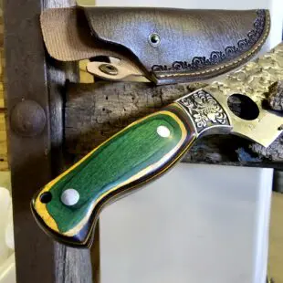 Funktionskniv Asian Trigger 27cm - grovt kolstål med med snyggt hamrat blad och galet vass - plats för pekfingret i bladet för mer kraft Funktionskniv Asian Trigger är en kökskniv av typen som bäst beskrivs som en funktionskniv. Kökskniv Trigger kan användas till det mesta i köket men även en bra kompis på äventyret i vildmarken då en slida är inkluderad.  Att typen av kniv blivit populär beror sannolikt på hålet i bladet som ger dig en naturlig plats att placera ditt pekfinger, detta för mer kraft och bättre känsla att styra kniven även vid precisionsjobb.