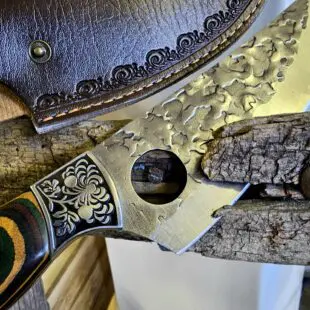 Funktionskniv Asian Trigger 27cm - grovt kolstål med med snyggt hamrat blad och galet vass - plats för pekfingret i bladet för mer kraft Funktionskniv Asian Trigger är en kökskniv av typen som bäst beskrivs som en funktionskniv. Kökskniv Trigger kan användas till det mesta i köket men även en bra kompis på äventyret i vildmarken då en slida är inkluderad.  Att typen av kniv blivit populär beror sannolikt på hålet i bladet som ger dig en naturlig plats att placera ditt pekfinger, detta för mer kraft och bättre känsla att styra kniven även vid precisionsjobb.