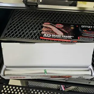 Grillfolie 45cm bred, 60 meter på rullen. Folie perfekt för ribs, fisk och annat på grillen. 18my = GROVT och HÅLLBART aluminiumfolie Grillfolie 45cm bred, 60 meter. Ribs (Revben) och grillbakad potatis kräver sin folie - här är den! Alla vet att rullar med 8 meter folie är alldeles för lite - alltid slut när den behövs som mest. Med denna storpack på 60 meter minskar du också antalet tillfällen där du står utan folie. Hur många gånger har du svurit över dålig folie? Förmodligen så många gånger att du kunde finansierat en Kamado Big Joe om du fått en 1 kr för varje gång. Nu kan du sluta svära - detta är en folie som håller och som är värd namnet GRILLFOLIE. Vår Grillfolie 45cm funkar såklart även utmärkt i ugnen eller frysen utan att påverkas av kylan.