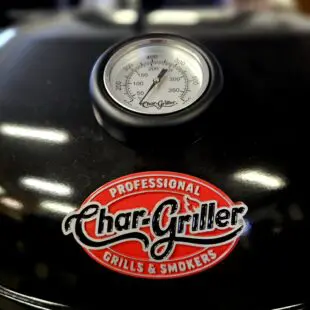 Klotgrill Chargriller Klassisk grill för kol och briketter Galleryta 54,5cm = samma storlek som "Weber 57" Klotgrill Chargriller är av klassiskt format i samma storlek som Weber 57. Emaljerat galler i storleken 54,5cm. En enkel grill för att komma igång med kolgrillning. Vi säger inte att detta är marknadens bästa kolgrill (den hittar du här) men för priset får du en kolgrill som är perfekt för dig som tröttnat på en trött gasolgrill som inte ger den värme du söker. Formatet klotgrill, eller "apple kettle grill" har funnits sedan 50-talet och ett beprövat format. Klotgrillar likt denna är tillräckligt stora för att du skall kunna köra indirekt grillning när så önskas. Vi skulle gå långt att vi vill påstå att det bästa resultatet även vid heta "direktgrillningar" görs genom att endast ha kol eller briketter på ena sidan av kolgallret.  Detta eftersom att klotgrillar har glöden nära gallret (jämfört med en kamado).