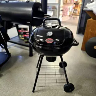 Klotgrill Chargriller Klassisk grill för kol och briketter Galleryta 54,5cm = samma storlek som "Weber 57" Klotgrill Chargriller är av klassiskt format i samma storlek som Weber 57. Emaljerat galler i storleken 54,5cm. En enkel grill för att komma igång med kolgrillning. Vi säger inte att detta är marknadens bästa kolgrill (den hittar du här) men för priset får du en kolgrill som är perfekt för dig som tröttnat på en trött gasolgrill som inte ger den värme du söker. Formatet klotgrill, eller "apple kettle grill" har funnits sedan 50-talet och ett beprövat format. Klotgrillar likt denna är tillräckligt stora för att du skall kunna köra indirekt grillning när så önskas. Vi skulle gå långt att vi vill påstå att det bästa resultatet även vid heta "direktgrillningar" görs genom att endast ha kol eller briketter på ena sidan av kolgallret.  Detta eftersom att klotgrillar har glöden nära gallret (jämfört med en kamado).
