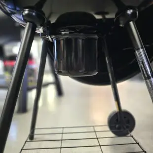 Klotgrill Chargriller Klassisk grill för kol och briketter Galleryta 54,5cm = samma storlek som "Weber 57" Klotgrill Chargriller är av klassiskt format i samma storlek som Weber 57. Emaljerat galler i storleken 54,5cm. En enkel grill för att komma igång med kolgrillning. Vi säger inte att detta är marknadens bästa kolgrill (den hittar du här) men för priset får du en kolgrill som är perfekt för dig som tröttnat på en trött gasolgrill som inte ger den värme du söker. Formatet klotgrill, eller "apple kettle grill" har funnits sedan 50-talet och ett beprövat format. Klotgrillar likt denna är tillräckligt stora för att du skall kunna köra indirekt grillning när så önskas. Vi skulle gå långt att vi vill påstå att det bästa resultatet även vid heta "direktgrillningar" görs genom att endast ha kol eller briketter på ena sidan av kolgallret.  Detta eftersom att klotgrillar har glöden nära gallret (jämfört med en kamado).