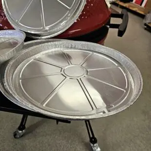 Runda Aluminiumformar Droppskål Droppfat, prisvärt 5-pack 33cm i diameter - perfekt droppskål för kamados och klotgrillar Runda Aluminiumformar 33cm i diameter och en kant på 2,5cm. Perfekta som droppfat och droppskål i kamados och klotgrillar. Besparar dig från fettbrand och onödig rengöring. Modellen passar perfekt under gallret på en kamado i 47cm storlek, direkt på ett accessory rack eller direkt på deflektorstenarna. Formarna passar även utmärkt i eller på kolgallret i botten av en 57cm klotgrill. Ett annat användningsområde är i en pelletsmoker för att tillföra fukt i den torra miljö som lätt uppstår i en pellet smoker.