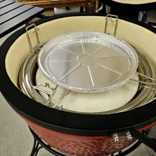 Runda Aluminiumformar Droppskål Droppfat, prisvärt 5-pack 33cm i diameter - perfekt droppskål för kamados och klotgrillar Runda Aluminiumformar 33cm i diameter och en kant på 2,5cm. Perfekta som droppfat och droppskål i kamados och klotgrillar. Besparar dig från fettbrand och onödig rengöring. Modellen passar perfekt under gallret på en kamado i 47cm storlek, direkt på ett accessory rack eller direkt på deflektorstenarna. Formarna passar även utmärkt i eller på kolgallret i botten av en 57cm klotgrill. Ett annat användningsområde är i en pelletsmoker för att tillföra fukt i den torra miljö som lätt uppstår i en pellet smoker.