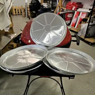 Runda Aluminiumformar Droppskål Droppfat, prisvärt 5-pack 33cm i diameter - perfekt droppskål för kamados och klotgrillar Runda Aluminiumformar 33cm i diameter och en kant på 2,5cm. Perfekta som droppfat och droppskål i kamados och klotgrillar. Besparar dig från fettbrand och onödig rengöring. Modellen passar perfekt under gallret på en kamado i 47cm storlek, direkt på ett accessory rack eller direkt på deflektorstenarna. Formarna passar även utmärkt i eller på kolgallret i botten av en 57cm klotgrill. Ett annat användningsområde är i en pelletsmoker för att tillföra fukt i den torra miljö som lätt uppstår i en pellet smoker.