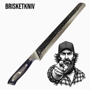 Smidd brisketkniv 43cm Skinkkniv / slicer Trancherkniv för tunna och jämna skivor Smidd brisketkniv 43cm med vackert hamrat stål på bladet vilket gör att skivorna inte limmar sig fast. Fungerar suveränt även som skinkkniv och såklart även för kallrökt lax. Här har du en mycket prisvärd smidd och bankad Brisketkniv 43cm lång, vilket når tvärsöver även en full brisket. Denna brisketkniv har ett lite över medelstyvt blad och såklart en sylvass egg. Den bankade ytan är inte bara vacker utan minskar risken för att det som du skär upp fastnar på bladet.