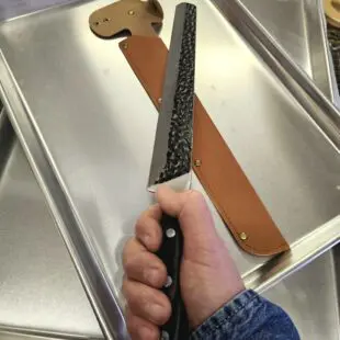 Smidd brisketkniv 43cm Skinkkniv / slicer Trancherkniv för tunna och jämna skivor Smidd brisketkniv 43cm med vackert hamrat stål på bladet vilket gör att skivorna inte limmar sig fast. Fungerar suveränt även som skinkkniv och såklart även för kallrökt lax. Här har du en mycket prisvärd smidd och bankad Brisketkniv 43cm lång, vilket når tvärsöver även en full brisket. Denna brisketkniv har ett lite över medelstyvt blad och såklart en sylvass egg. Den bankade ytan är inte bara vacker utan minskar risken för att det som du skär upp fastnar på bladet.