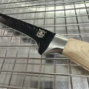 Urbeningskniv / putskniv Black and White - proffsig kniv för att bena ur och putsa kött - sylvass köttkniv för finlir och styckning Urbeningskniv / putskniv Black and White är en suverän urbeningskniv som även kan användas som putskniv. Ett relativt styvt svart blad gör att du kan ta i hårdare än du kan med knivar med flexibla eller semi-flexibla blad. En av våra nyheter för året är denna vackra, sköna och inte minst vassa Urbeningskniv / Putskniv Black and White. En köttkniv för dig som lägger fokus på både det estetiska, användarvänlighet, funktion och ergonomi.