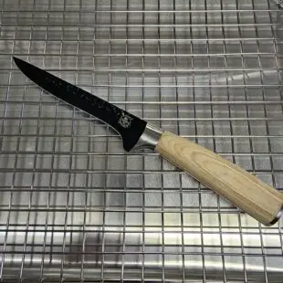 Urbeningskniv / putskniv Black and White - proffsig kniv för att bena ur och putsa kött - sylvass köttkniv för finlir och styckning Urbeningskniv / putskniv Black and White är en suverän urbeningskniv som även kan användas som putskniv. Ett relativt styvt svart blad gör att du kan ta i hårdare än du kan med knivar med flexibla eller semi-flexibla blad. En av våra nyheter för året är denna vackra, sköna och inte minst vassa Urbeningskniv / Putskniv Black and White. En köttkniv för dig som lägger fokus på både det estetiska, användarvänlighet, funktion och ergonomi.