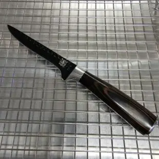 Urbeningskniv / putskniv Total Black - proffsig kniv för att bena ur och putsa kött - sylvass köttkniv för finlir och styckning Urbeningskniv / putskniv Total Black är en suverän urbeningskniv som även kan användas som putskniv. Ett relativt styvt svart blad gör att du kan ta i hårdare än du kan med knivar med flexibla eller semi-flexibla blad. Bladet har en yta som delvis är hamrad vilket gör att det är mindre risk av köttet "suger" sig fast medans du går igenom djupare delar av en hel köttbit. En av våra nyheter för året är denna vackra, sköna och inte minst vassa Urbeningskniv / Putskniv Total Black. En köttkniv för dig som lägger fokus på både det estetiska, användarvänlighet, funktion och ergonomi.