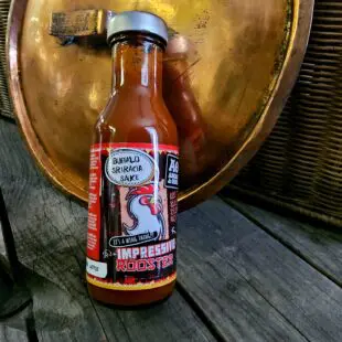 Gillar du Franks REDHOT wing sauce är chansen god att du kommer att älska denna Buffalo Sriracha Wing Sauce, Impressive Rooster från Angus & Oink. Vi provsmakningen kan vi konstatera att den är len och fin när den landar in i munnen. Efter ett par sekunder startar salivproduktionen gå igång - "det vattnas i munnen" så att säga. Hettan är till början intensiv för att sen klinga av på ett snyggt sätt. Denna vingsås är inte uppskrämd med en massa konstigheter utan levererar rena fina smaker.